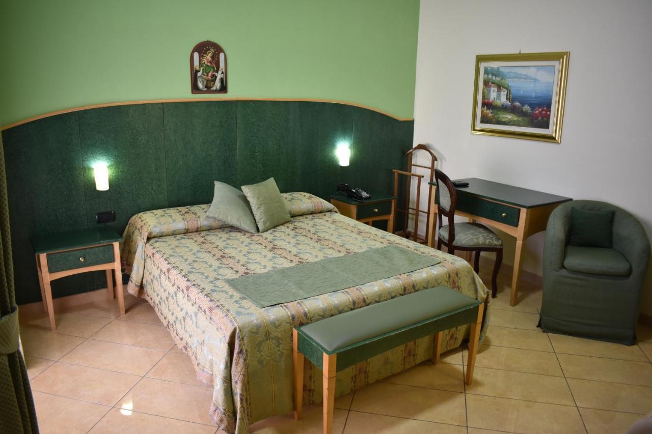 Hotel Ristorante Amitrano Pompeia Exterior foto